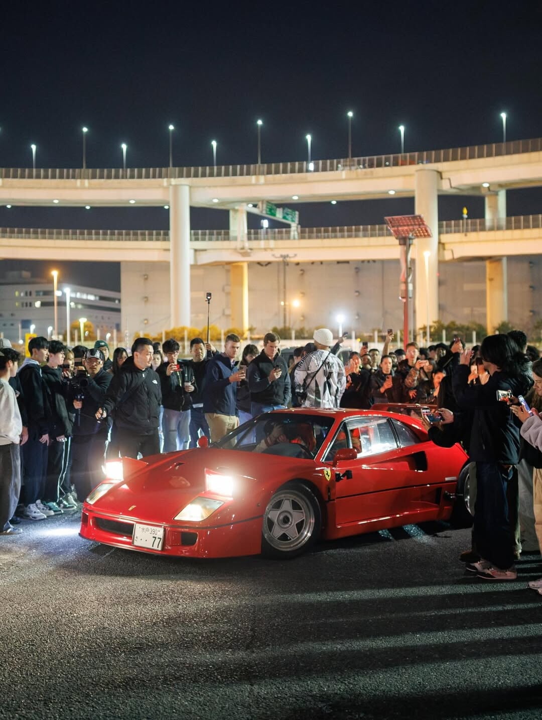 Hamilton nella notte di Tokyo: show su F40 prima di Suzuka