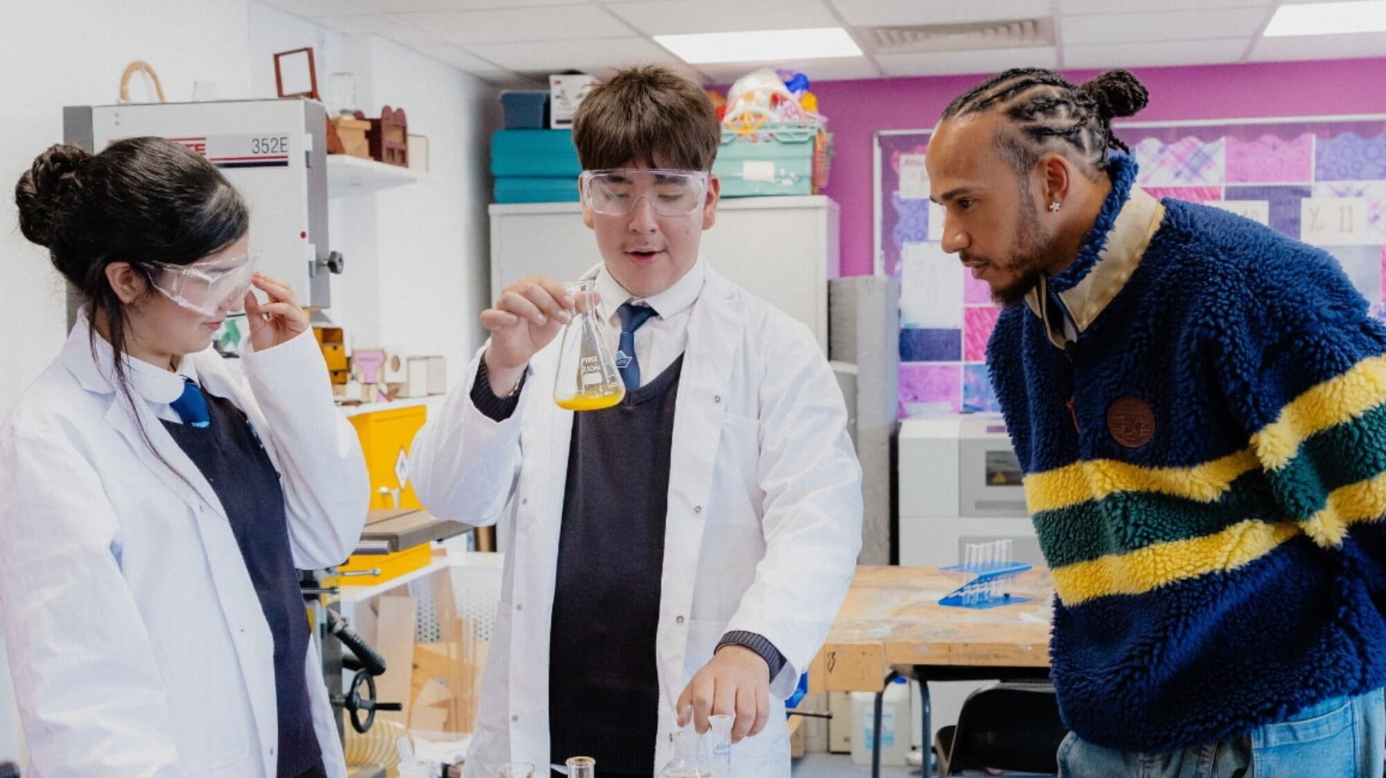 Hamilton "torna a scuola" con Mission 44: "L’inclusione è la chiave per il futuro"