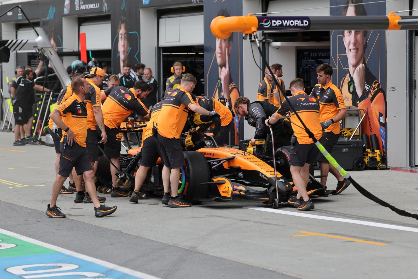 F1, la classifica dei team dopo il Canada: crolla McLaren, corre Ferrari