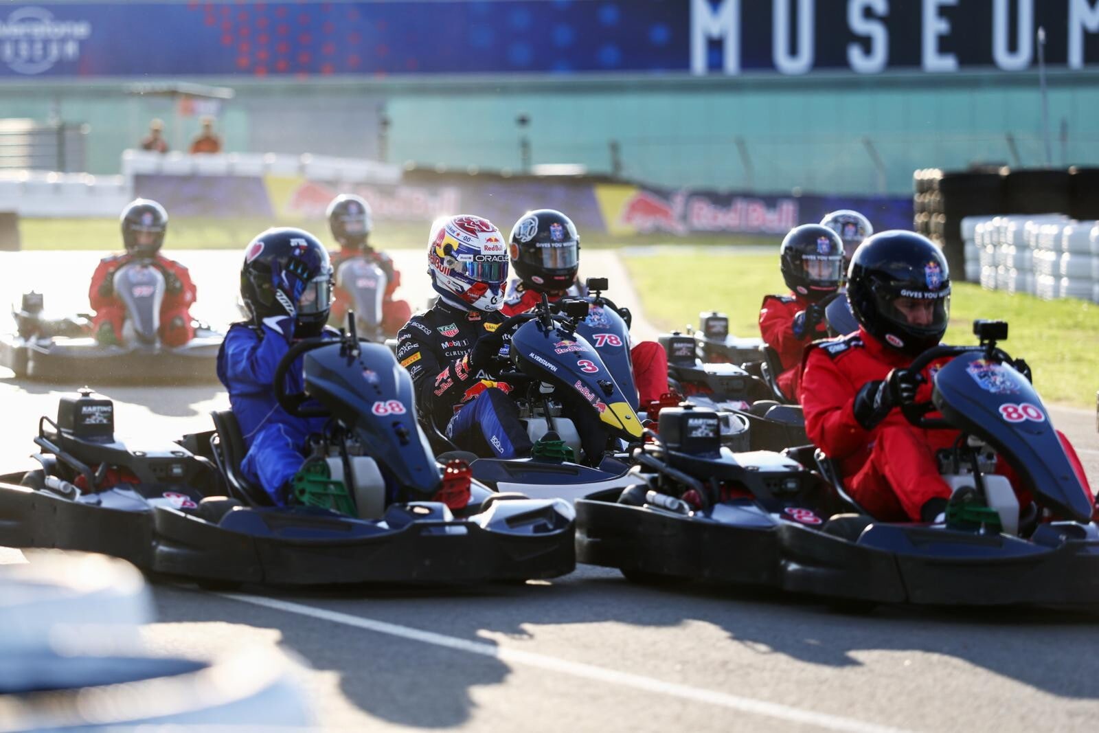 Max vs 100: l’impresa del campione olandese