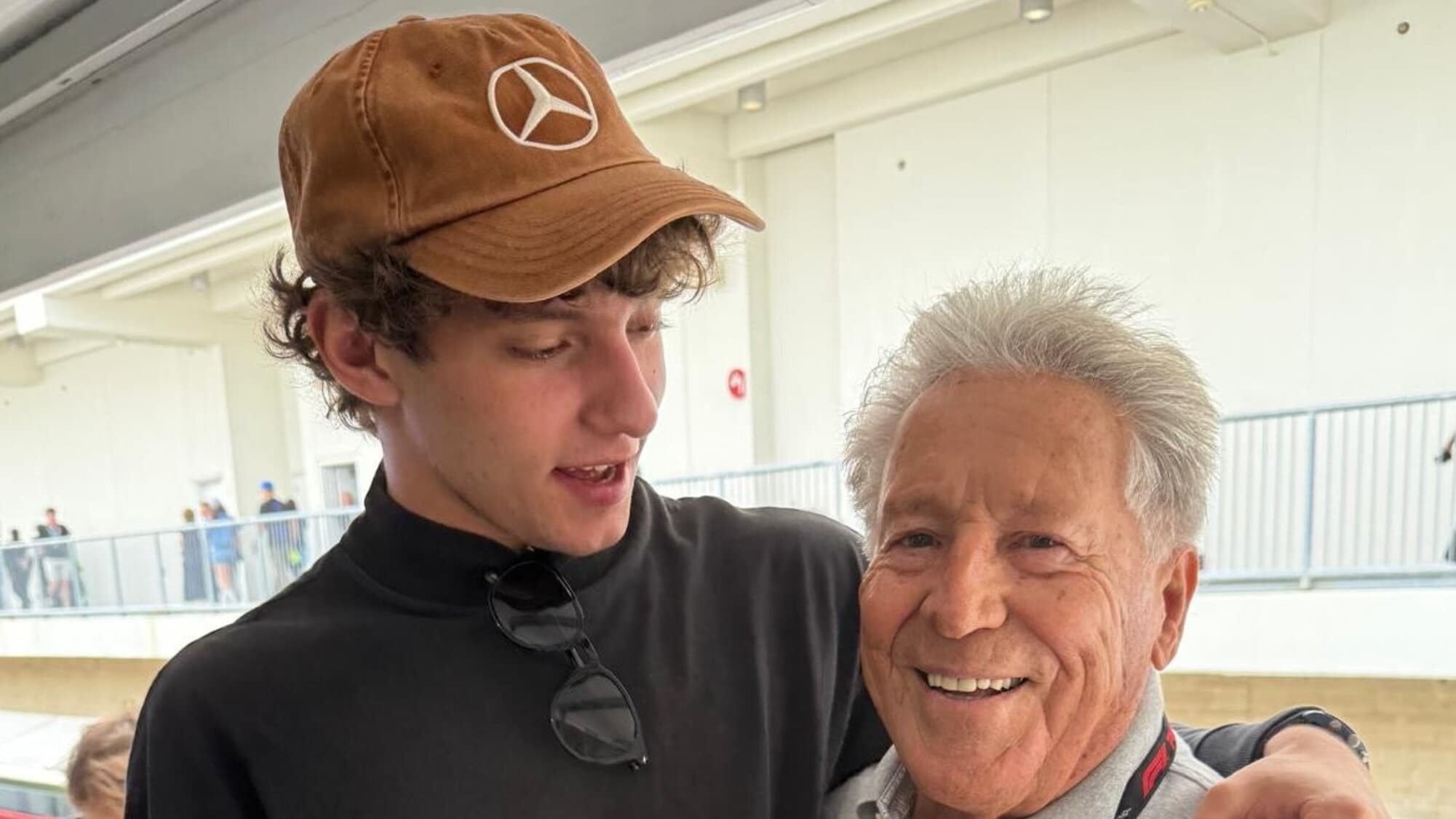 Abbraccio storico tra Kimi Antonelli e Mario Andretti