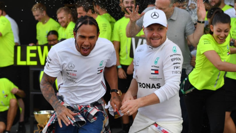 Mercedes, Hamilton e Bottas diventano... cartonati!