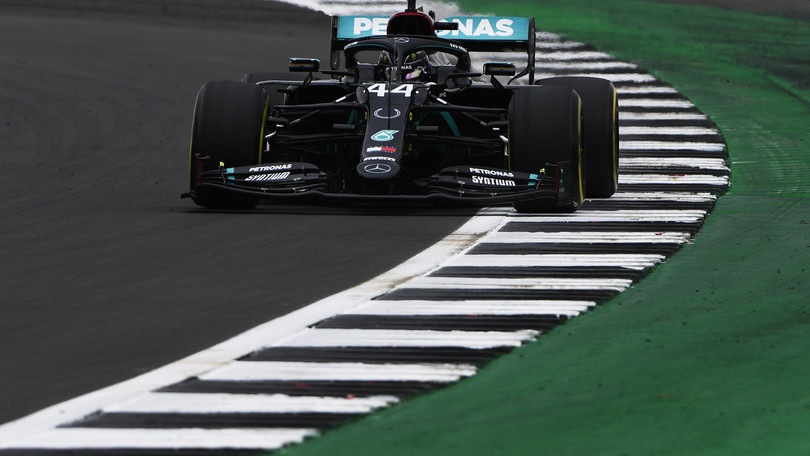 Gp 70° anniversario, Fp2: Mercedes le più veloci, problemi per Vettel