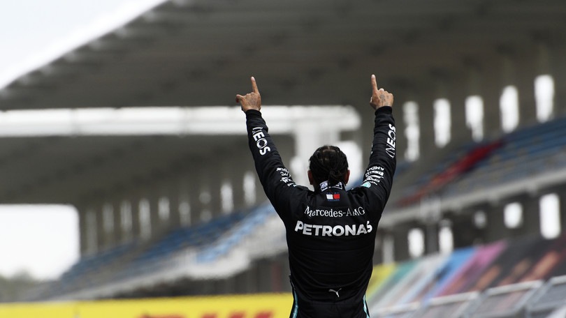 GP Turchia, la gioia di Hamilton: un fiume in piena dopo il traguardo