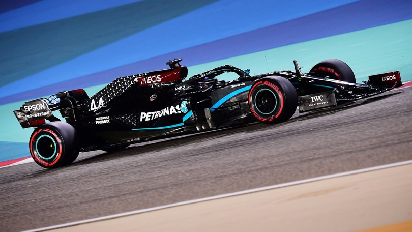 GP Bahrain qualifiche: Hamilton, pole 98 e record! Ferrari fuori dal Q3