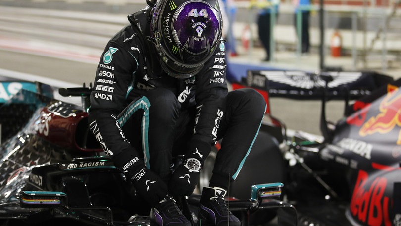 Qualifiche GP Bahrain: Hamilton brilla con la pole n.98, Ferrari in sesta fila