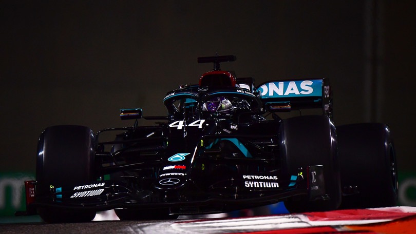 GP Abu Dhabi FP2, Hamilton: "La macchina era molto diversa". E non parla del virus