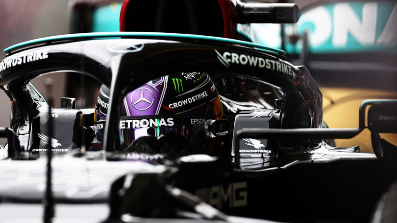 GP Brasile, qualifiche: Hamilton, che giro! Battuto Verstappen, Sainz 6° davanti a Leclerc