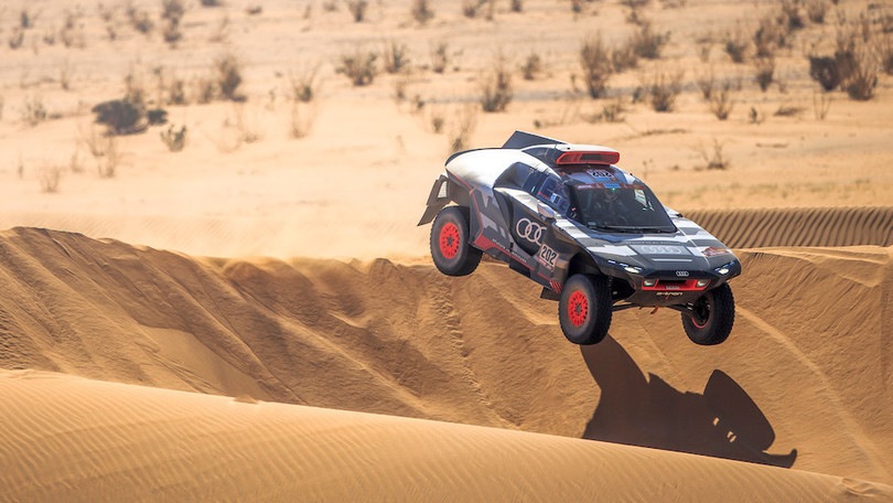 Dakar 2022, un'altra vittoria di Sainz. Loeb attacca ma non basta