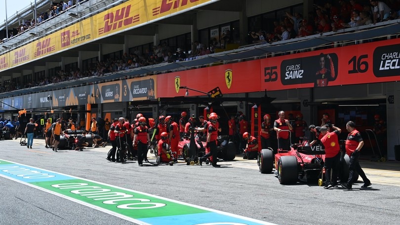 Spalle al muretto per questa Ferrari