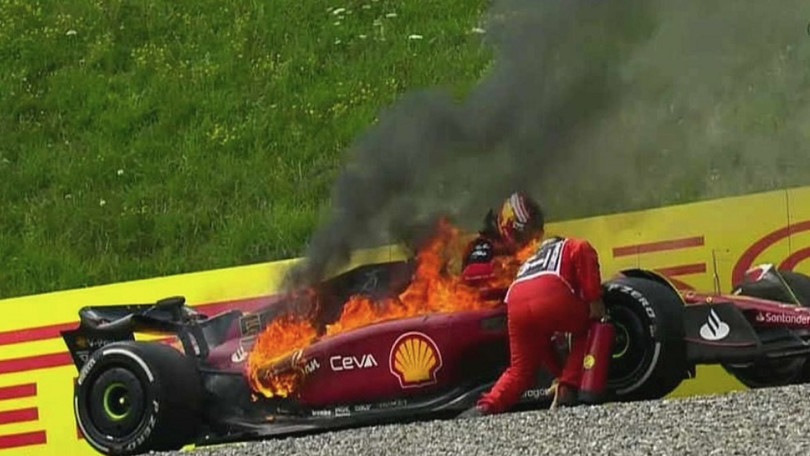 GP Austria, la Ferrari di Sainz a fuoco