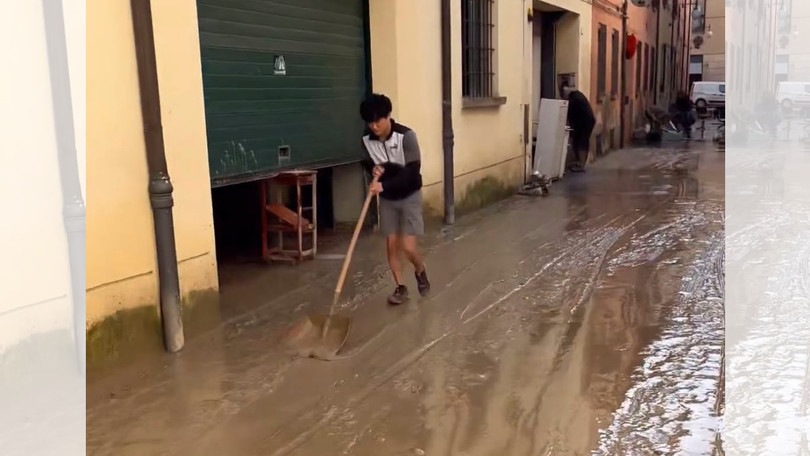 Tsunoda al lavoro, a Faenza aiuta a ripulire le strade dal fango