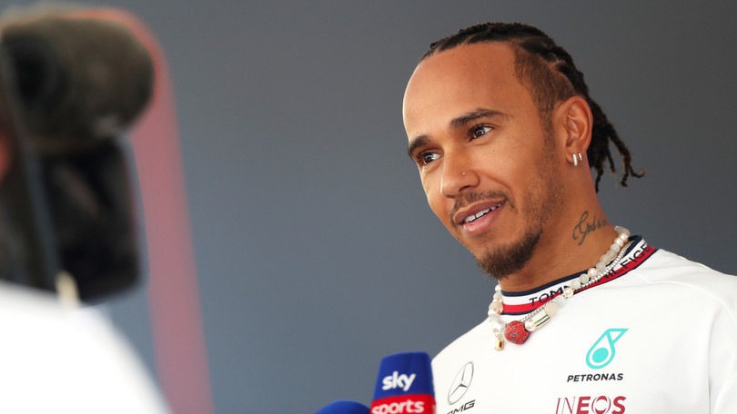 Hamilton: serve un freno alla superiorità Red Bull. Max risponde