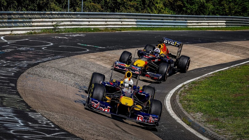 Vettel e Coulthard al volante delle Red Bull con carburante sintetico
