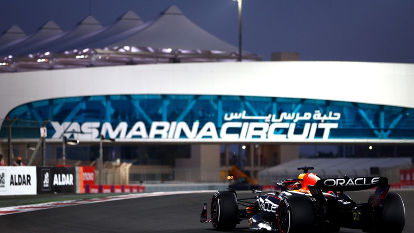GP Abu Dhabi: vince Verstappen, Leclerc e Russell sul podio