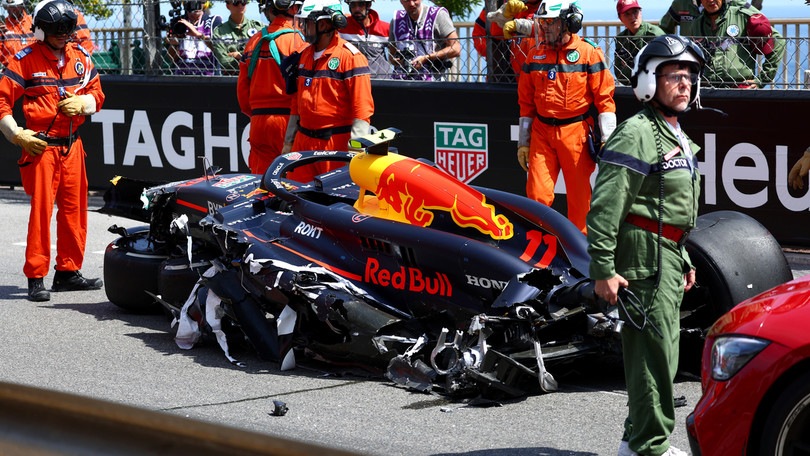 Monaco, l'impressionante incidente tra la Red Bull di Perez e le Haas