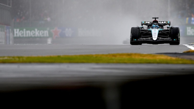 GP Gran Bretagna, FP3: le Mercedes danno lezione di guida sul bagnato