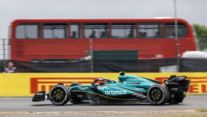 Alonso cerca un segnale da Aston Martin: "Felice con due gare nei punti"