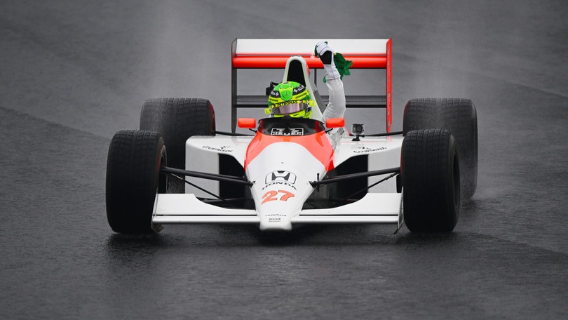 Hamilton, che spettacolo con la McLaren di Senna