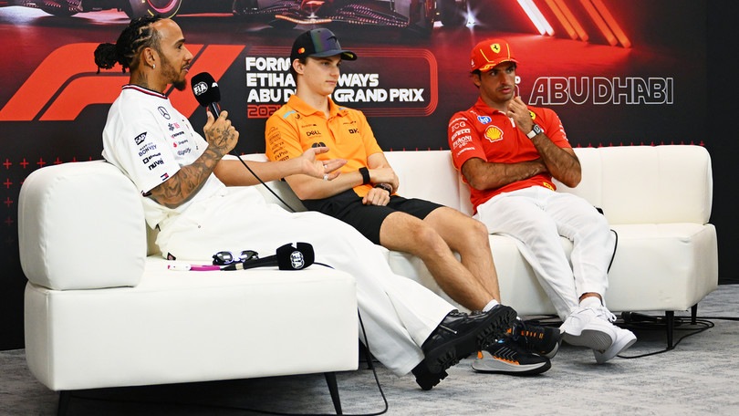 Sainz-Hamilton, si cambia: Lewis racconta l'anno peggiore