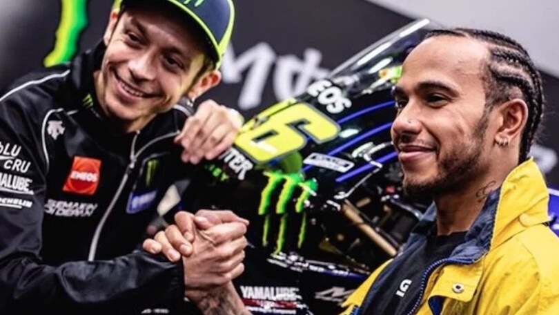 Valentino Rossi, quanta curiosità su Hamilton in Ferrari: giusto prenderlo