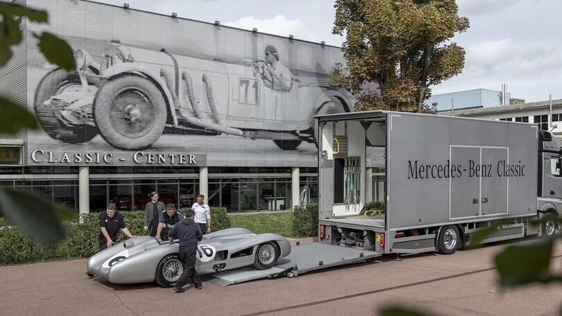 Mercedes W196 R fa la storia: è l'auto da corsa più cara di sempre