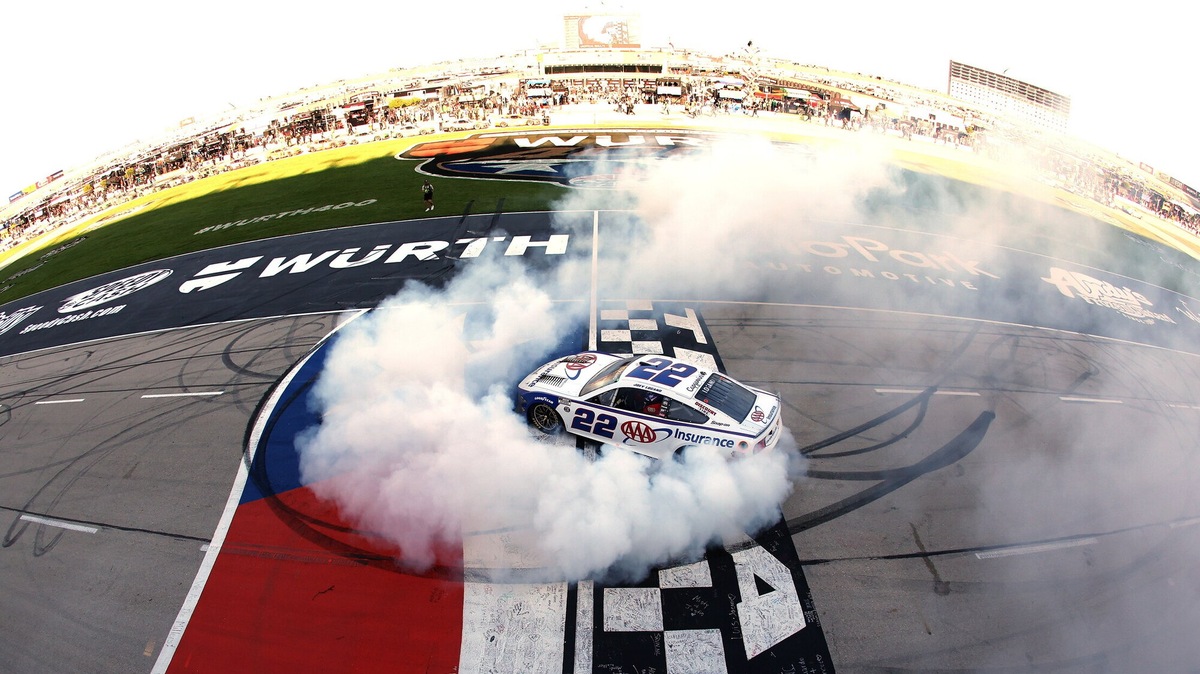 NASCAR: Logano si impone in Texas