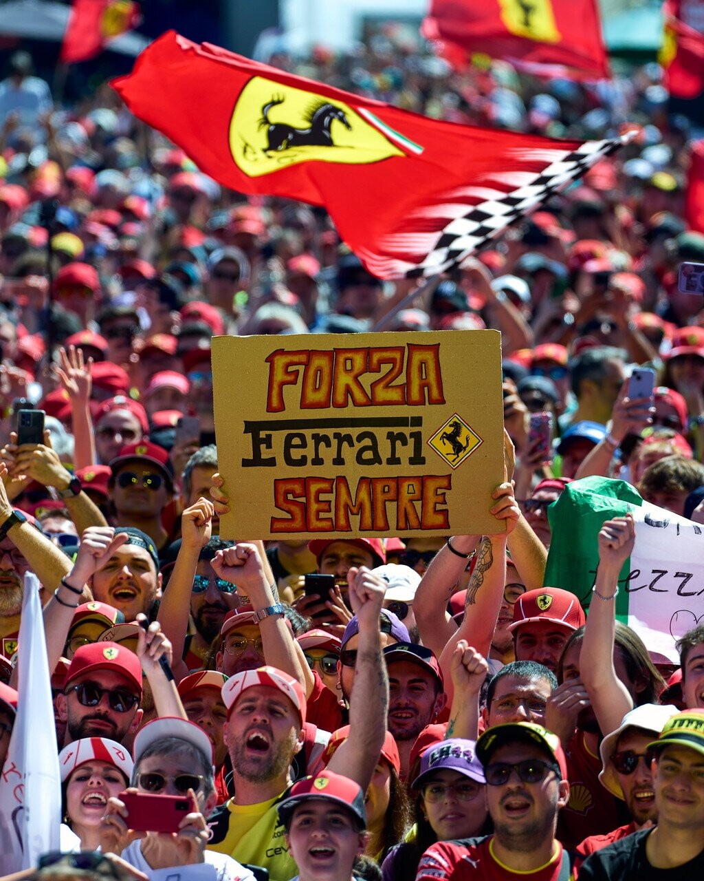 Ferrari e Antonelli, la passione dei tifosi italiani a Imola