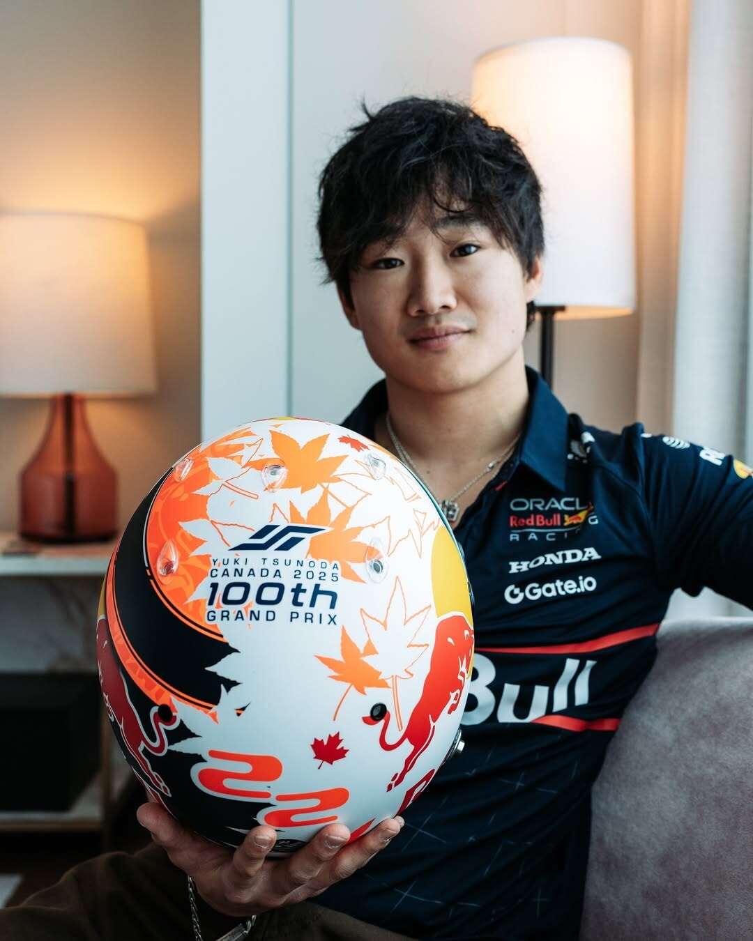 Yuki Tsunoda festeggia 100 GP con un design del casco speciale