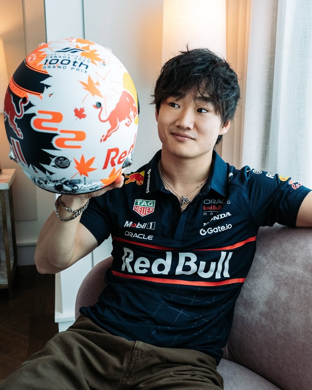 Yuki Tsunoda festeggia 100 GP con un design del casco speciale