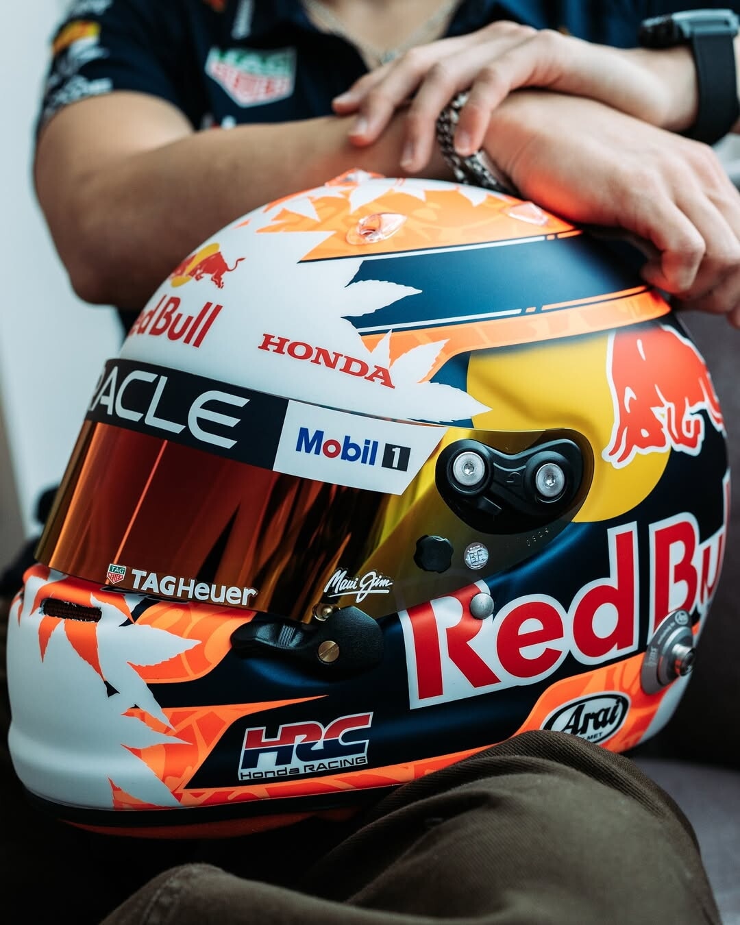 Yuki Tsunoda festeggia 100 GP con un design del casco speciale