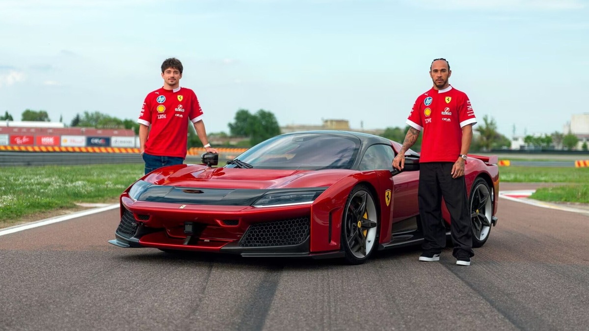 Spettacolo a Maranello: Leclerc ed Hamilton sulla F80