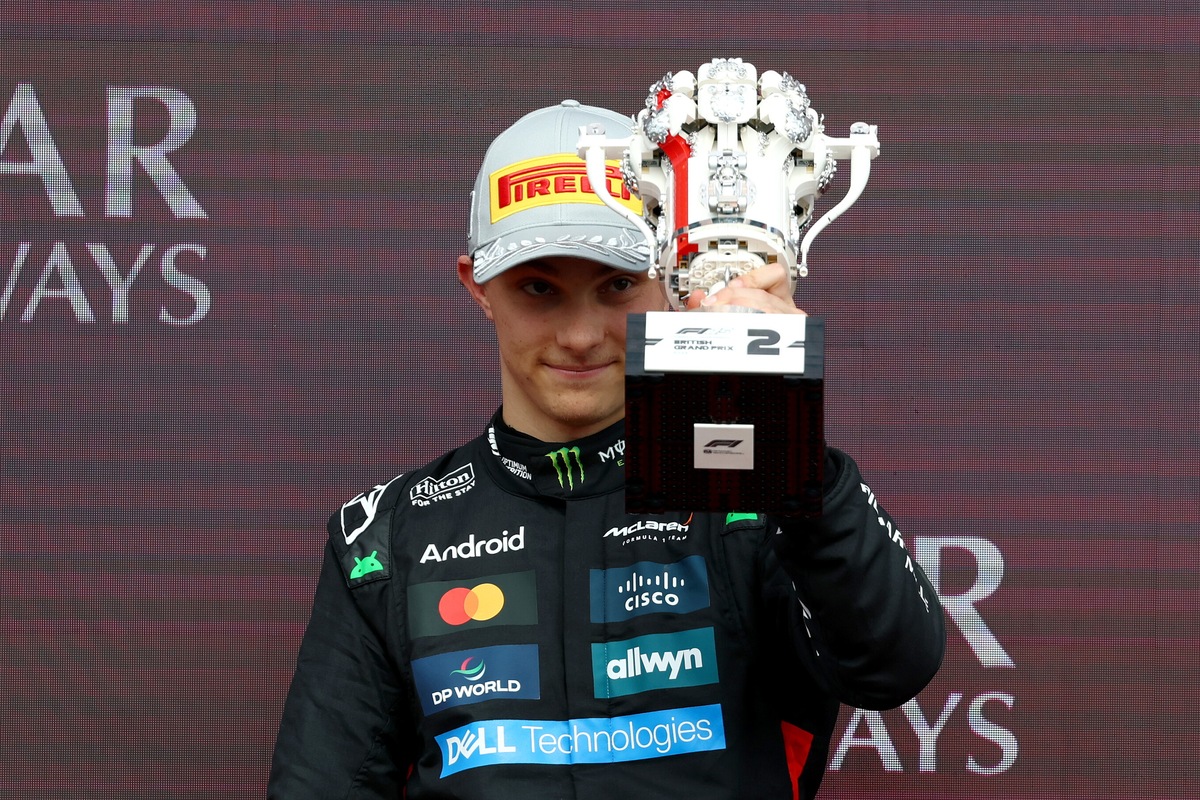 Lego sale sul podio a Silverstone: i trofei interamente realizzati in mattoncini