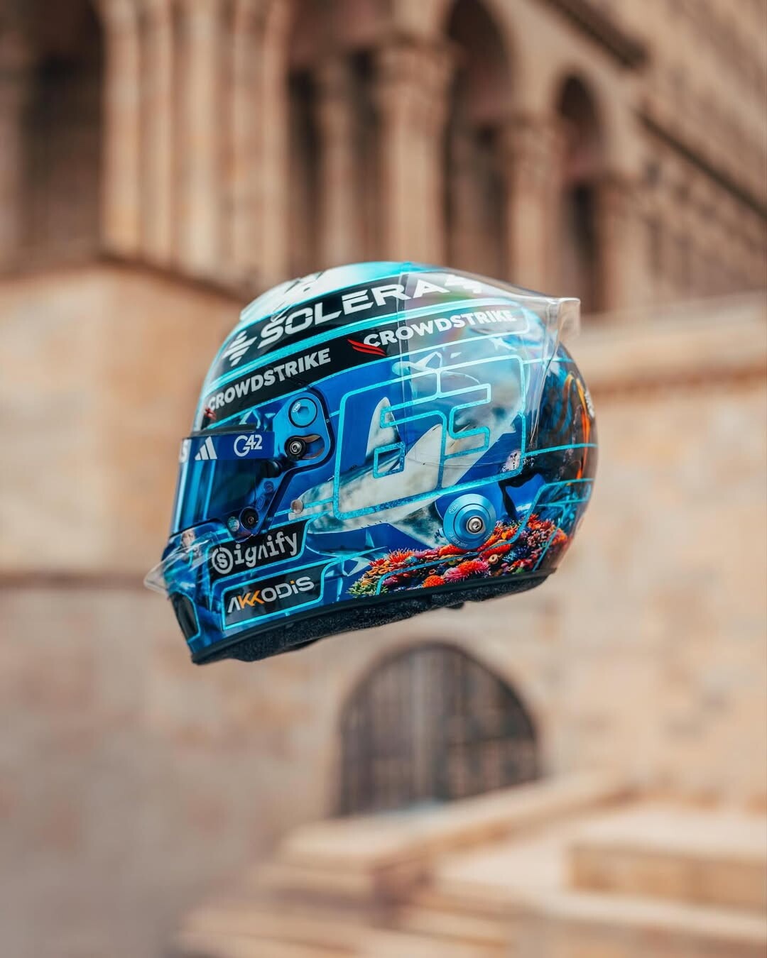 Russell porta un casco dedicato agli oceani per il  GP di Baku