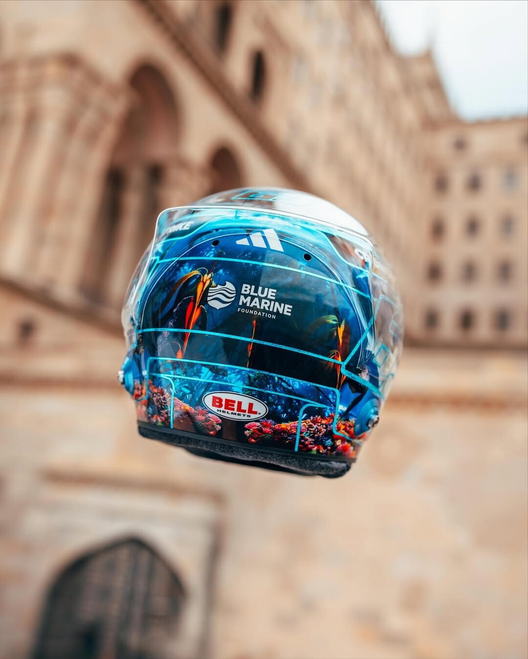 Russell porta un casco dedicato agli oceani per il  GP di Baku