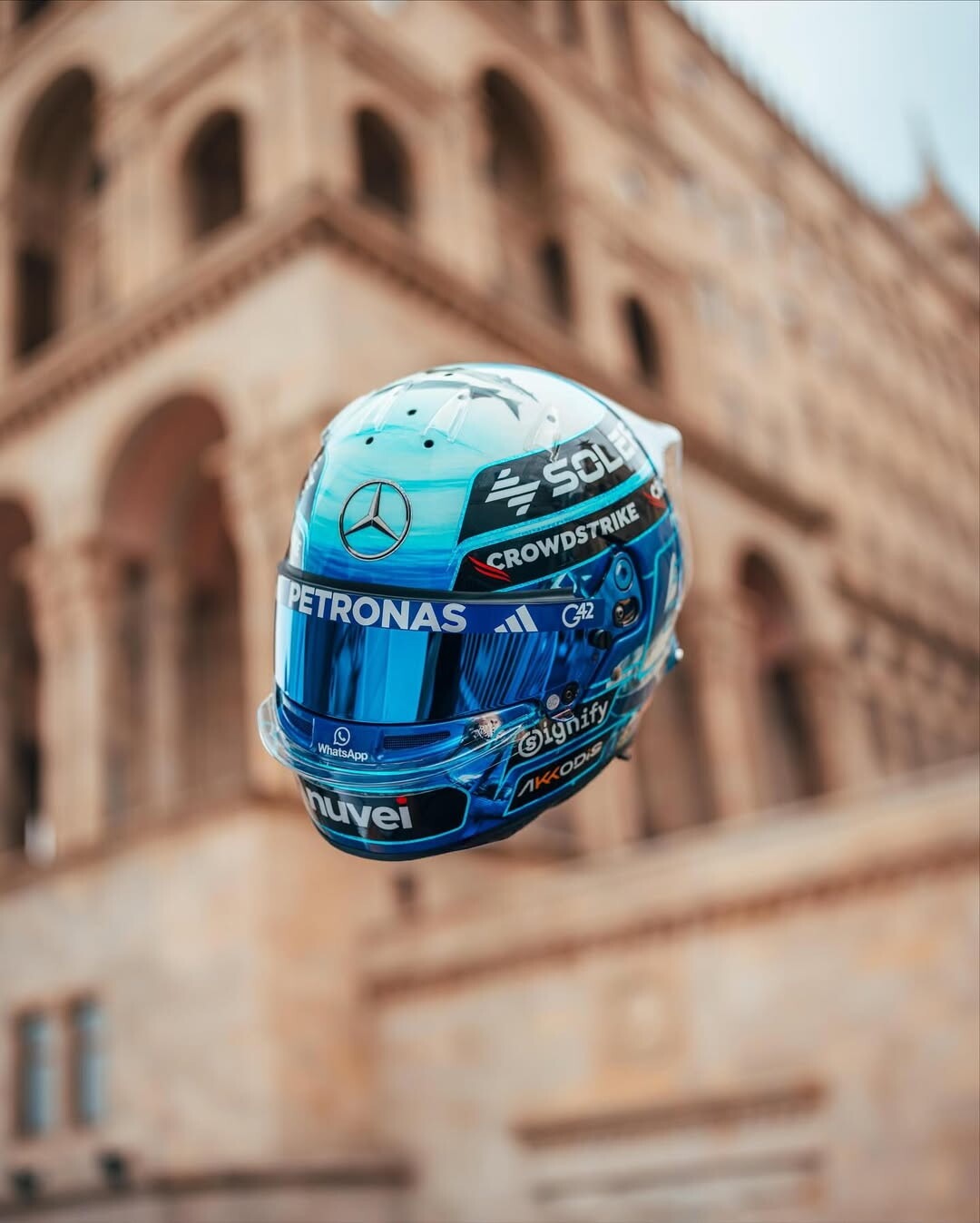 Russell porta un casco dedicato agli oceani per il  GP di Baku