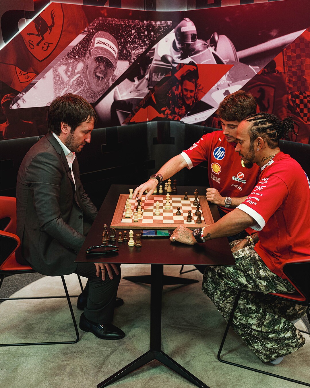 Scacchi a Baku: Leclerc e Hamilton contro il Grand Master azero