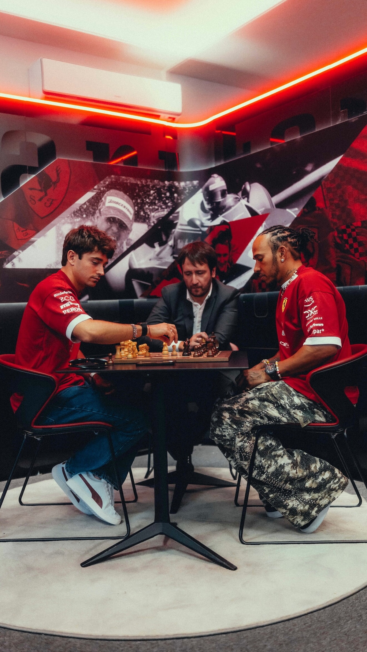 Scacchi a Baku: Leclerc e Hamilton contro il Grand Master azero
