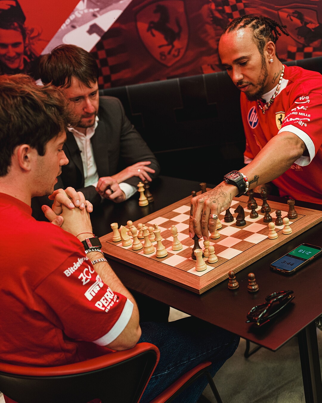 Scacchi a Baku: Leclerc e Hamilton contro il Grand Master azero