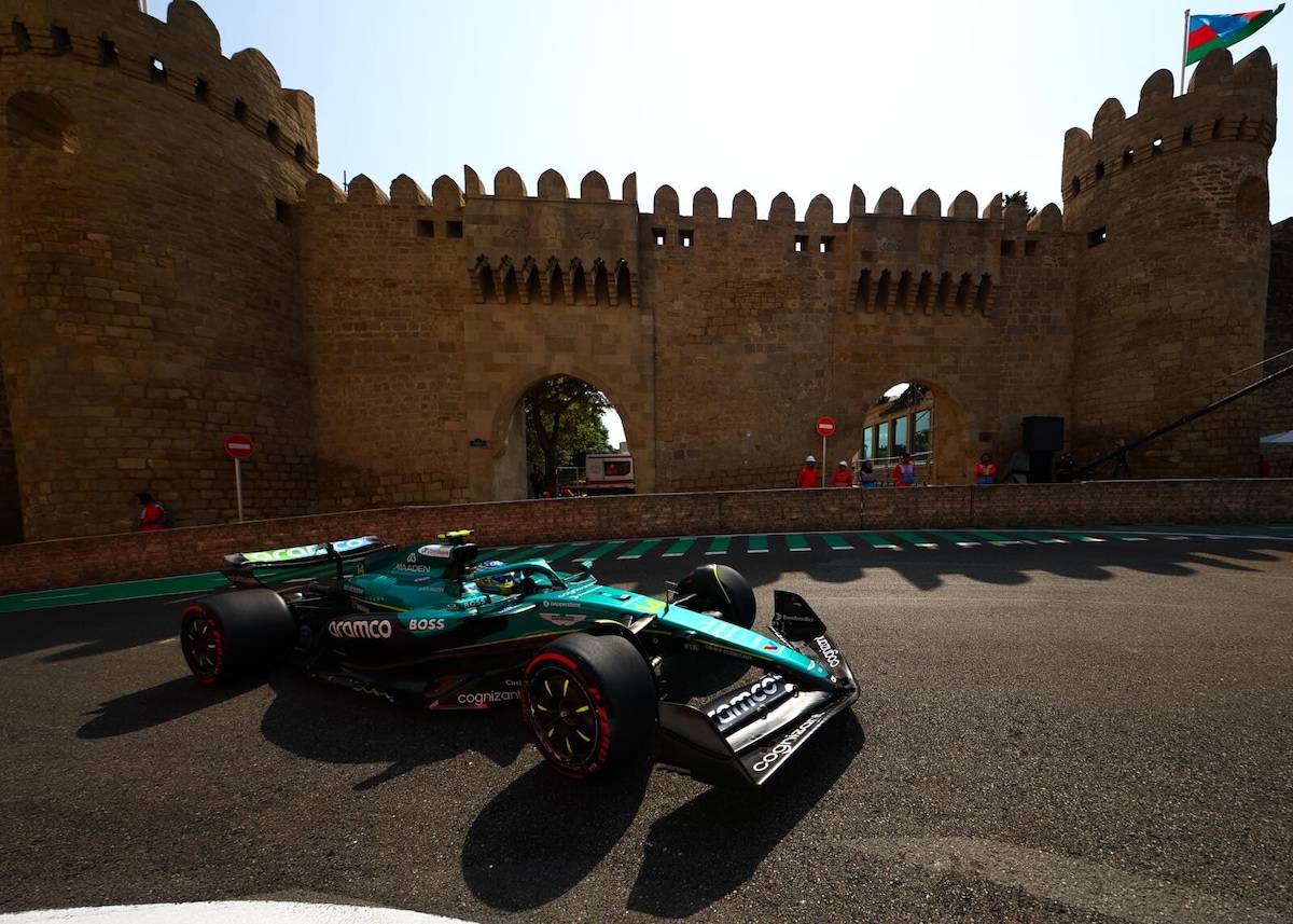 La griglia di partenza del GP dell'Azerbaijan: Carlos Sainz in P2, dietro a Max Verstappen