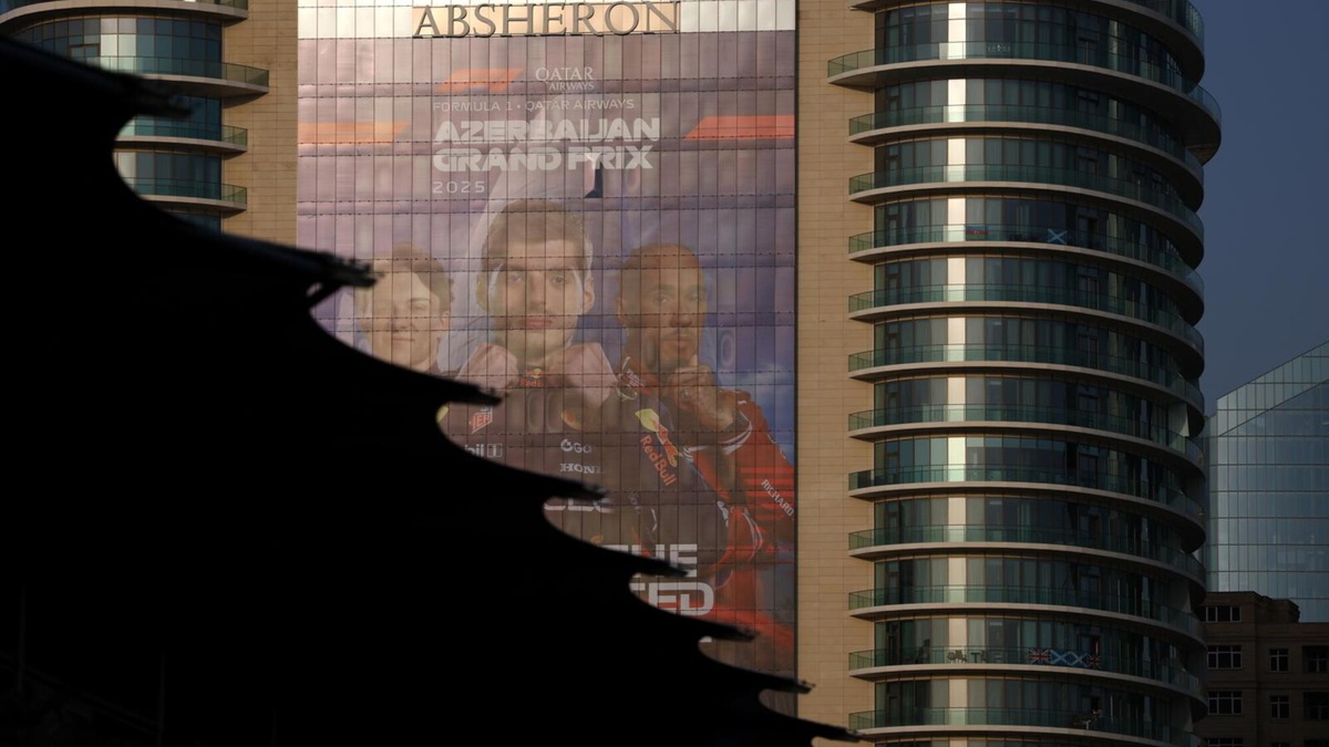 La griglia di partenza del GP dell'Azerbaijan: Carlos Sainz in P2, dietro a Max Verstappen