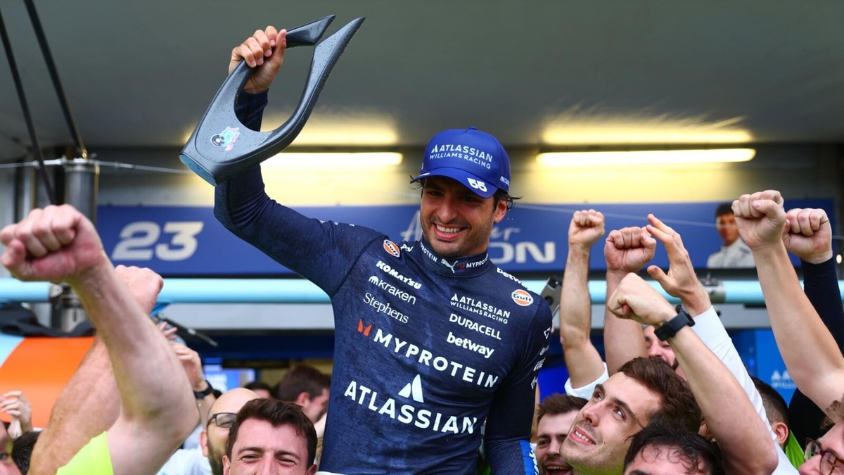 Carlos Sainz sul podio a Baku con un regalo speciale