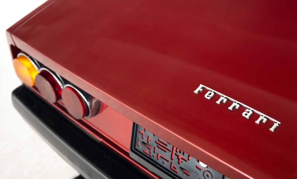 Dall’argento al rosso: la Ferrari di Lauda all’asta per oltre 200mila euro
