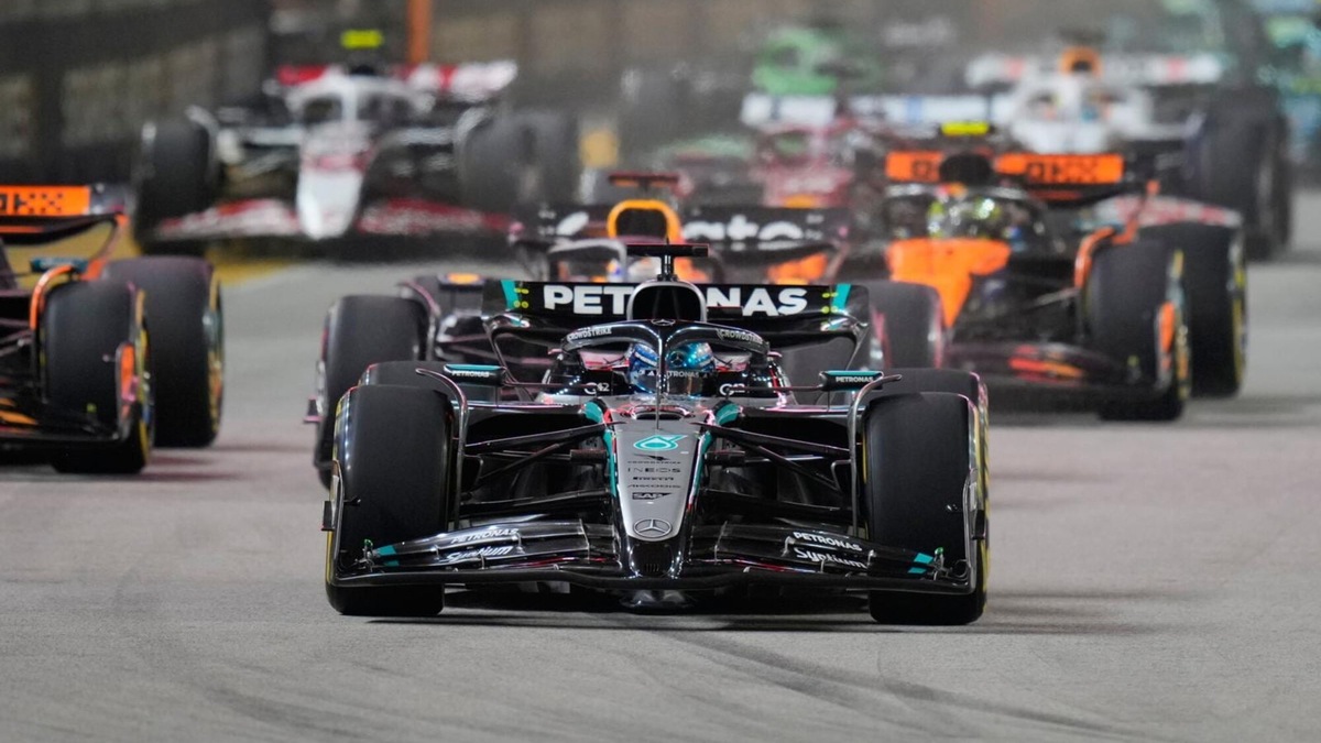 Russell vince a Singapore davanti a Max, McLaren è Campione del mondo