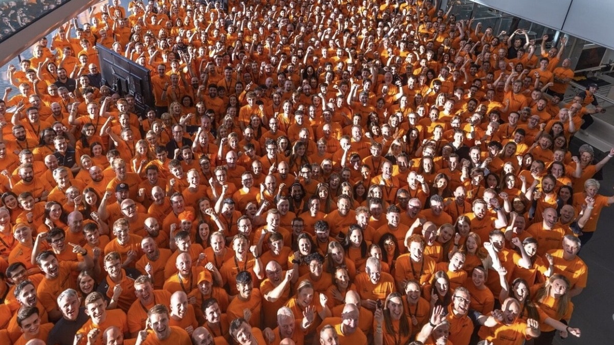 McLaren festeggia a Woking sulle note di “We Are the Champions”