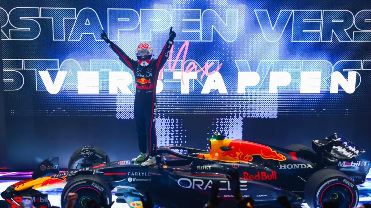 GP Qatar, le pagelle: Verstappen perfetto, Sainz sontuoso. Per la Ferrari è notte fonda, per Hamilton pure