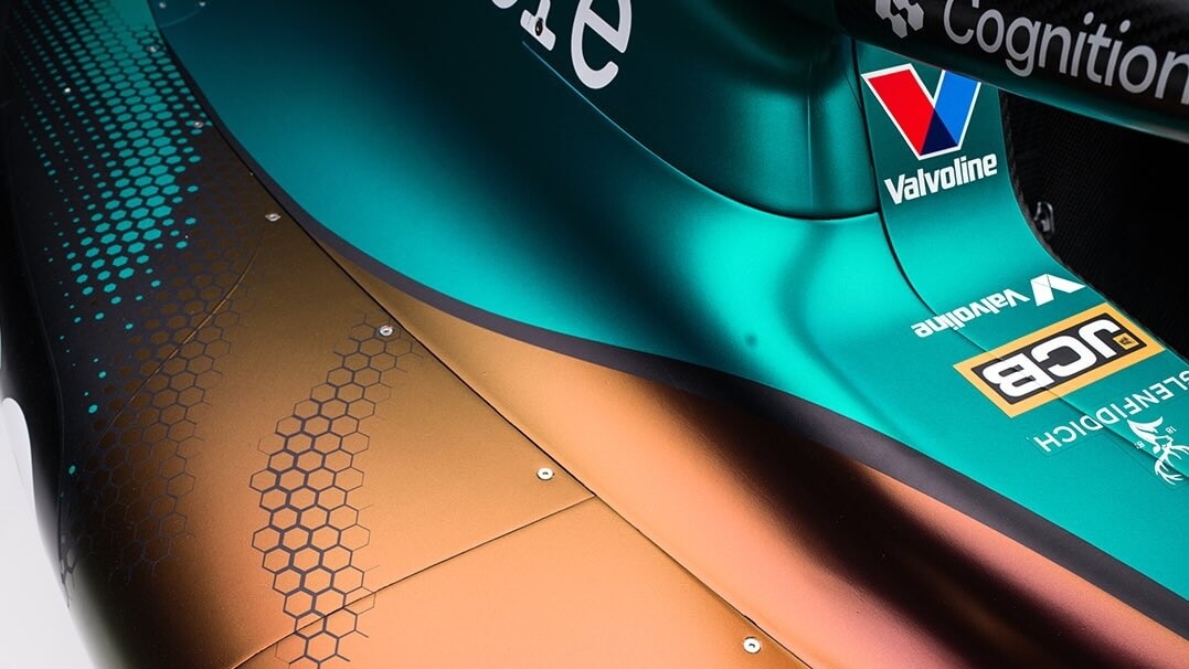 Aston Martin veste una livrea inedita per celebrare la partnership con Maaden