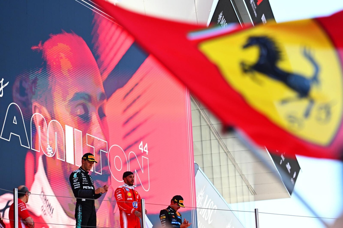 Hamilton sale sul gradino più alto a Barcellona per la prima volta in Rosso