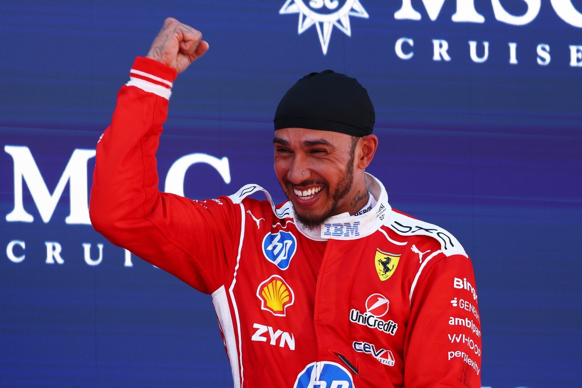Hamilton sale sul gradino più alto a Barcellona per la prima volta in Rosso