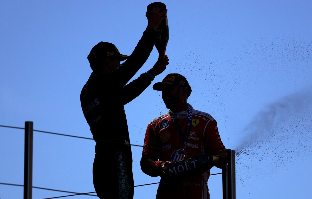 Hamilton sale sul gradino più alto a Barcellona per la prima volta in Rosso